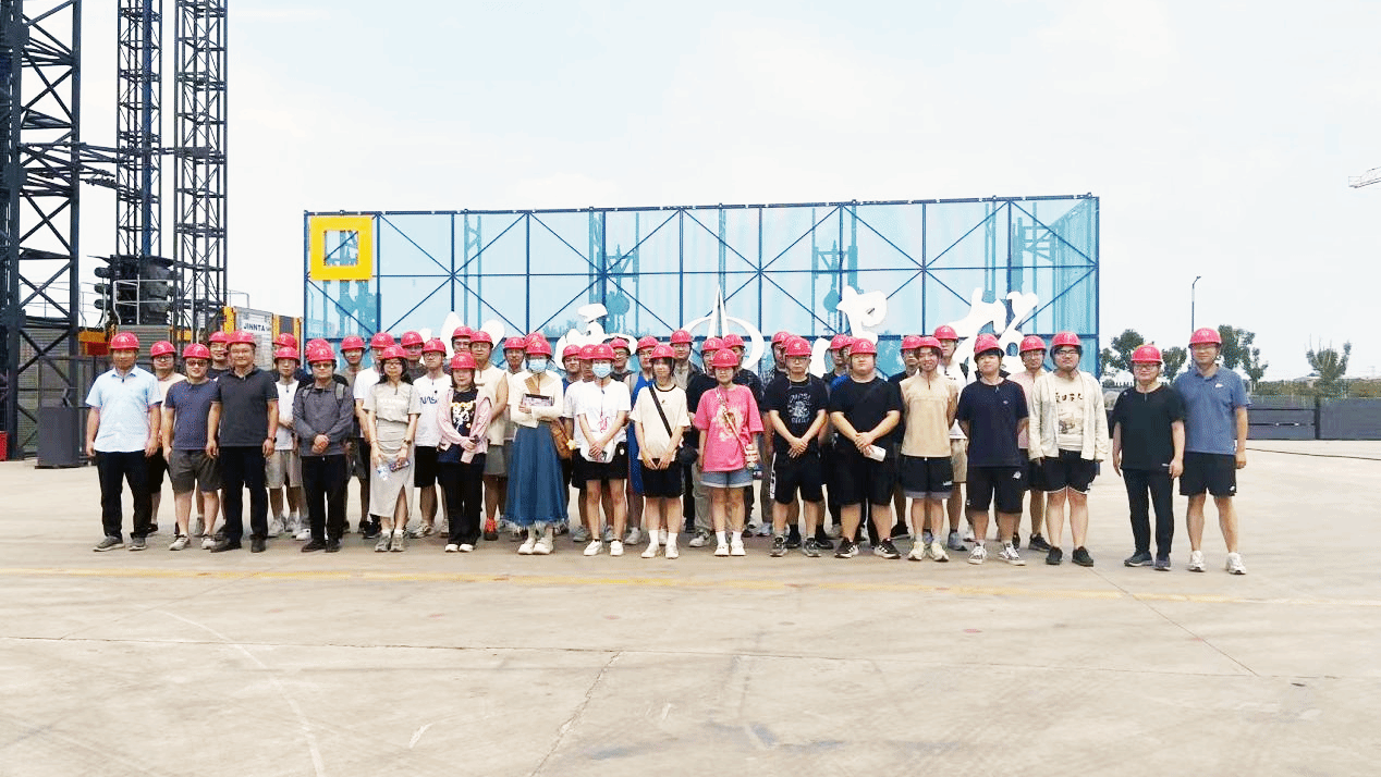 太原理工大学200余名师生来山西建投工程机械公司旅行学习