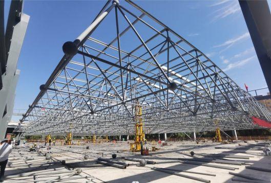 山西建投潇河工业公司承建的山西师范大学实训楼项目网架顶升圆满乐成