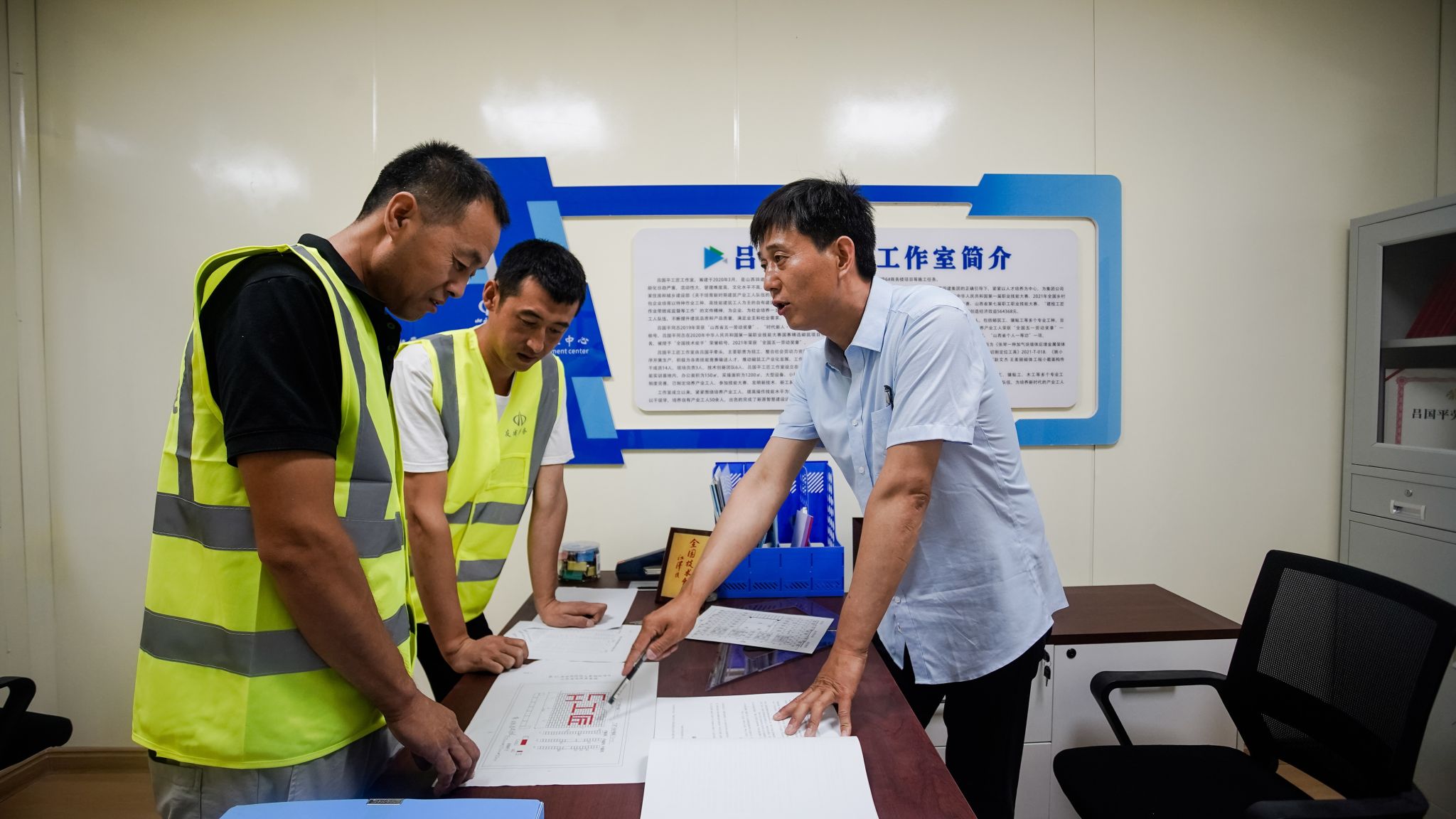 天下劳模吕国平：毫米精度见真章 匠心传承谱新篇-402cc永利集团