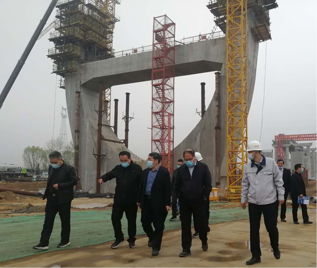 晋都会委常委、常务副市长张利锋一行在山西建投承建的国道G342项目调研