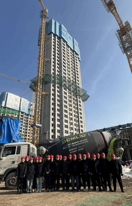 山西建投六建集团承建的晋源区金胜村、棘针村城中村刷新安顿项目（A区）首栋楼喜封金顶