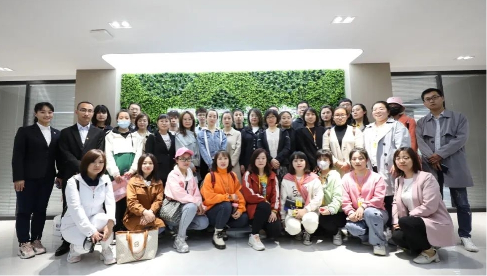 山西各地市团青干部、“青年之家”认真人在山西建投建工集团观摩交流