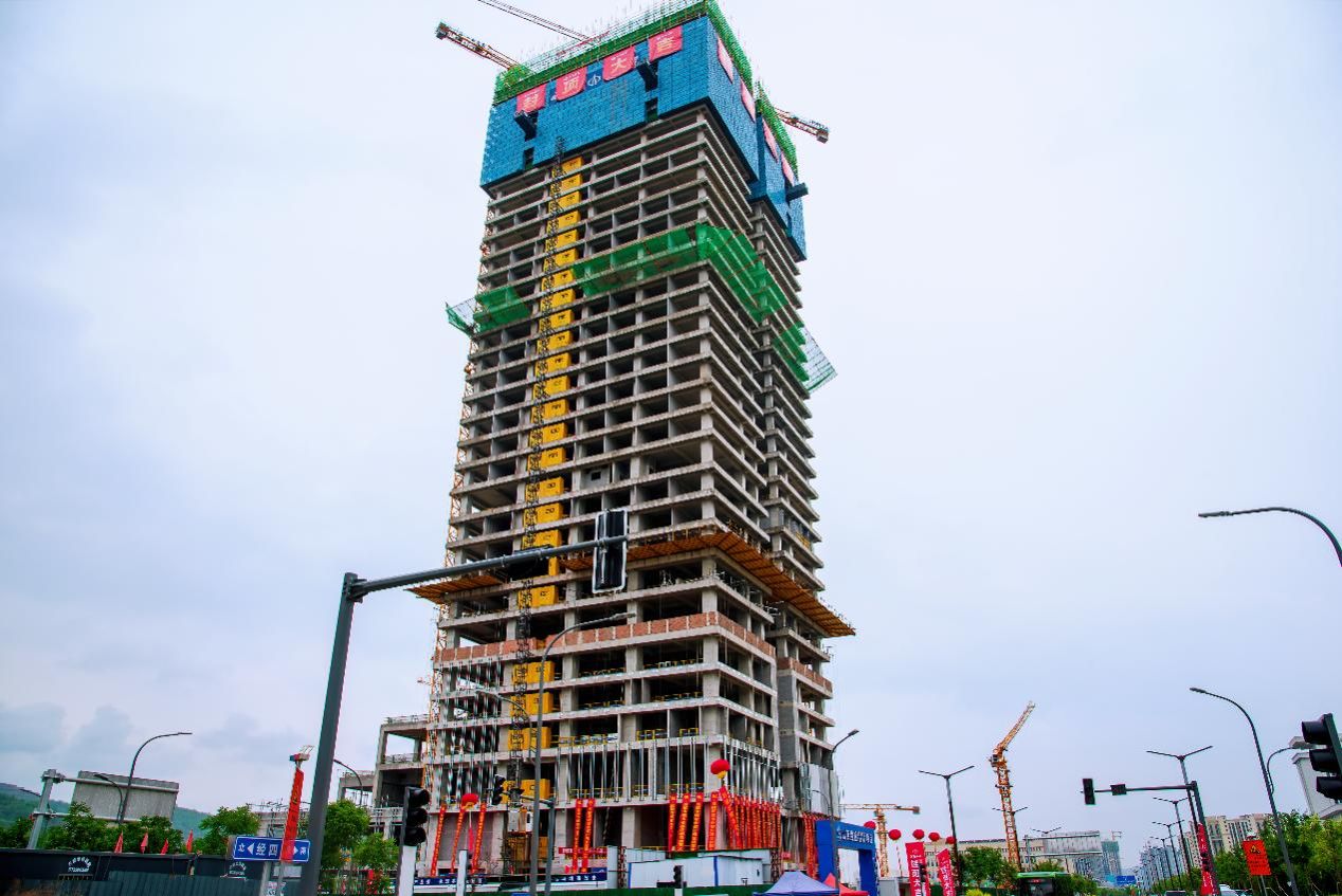 山西建投总承包公司承建的吕梁市都会会客厅项目主体封顶-402cc永利集团
