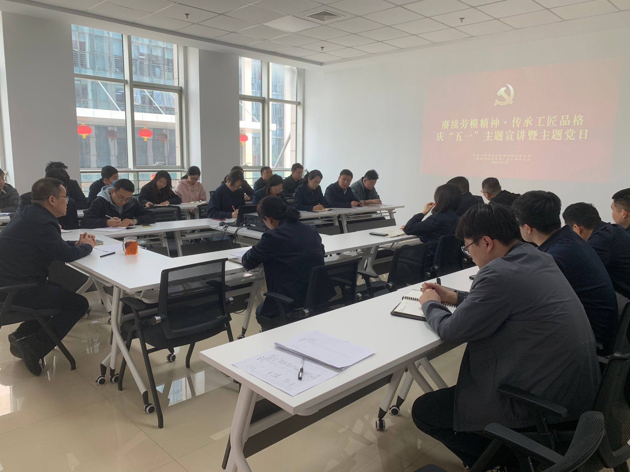 赓续劳模精神 传承工匠品质  云数智公司举行庆“五一”主题宣讲暨主题党日活动