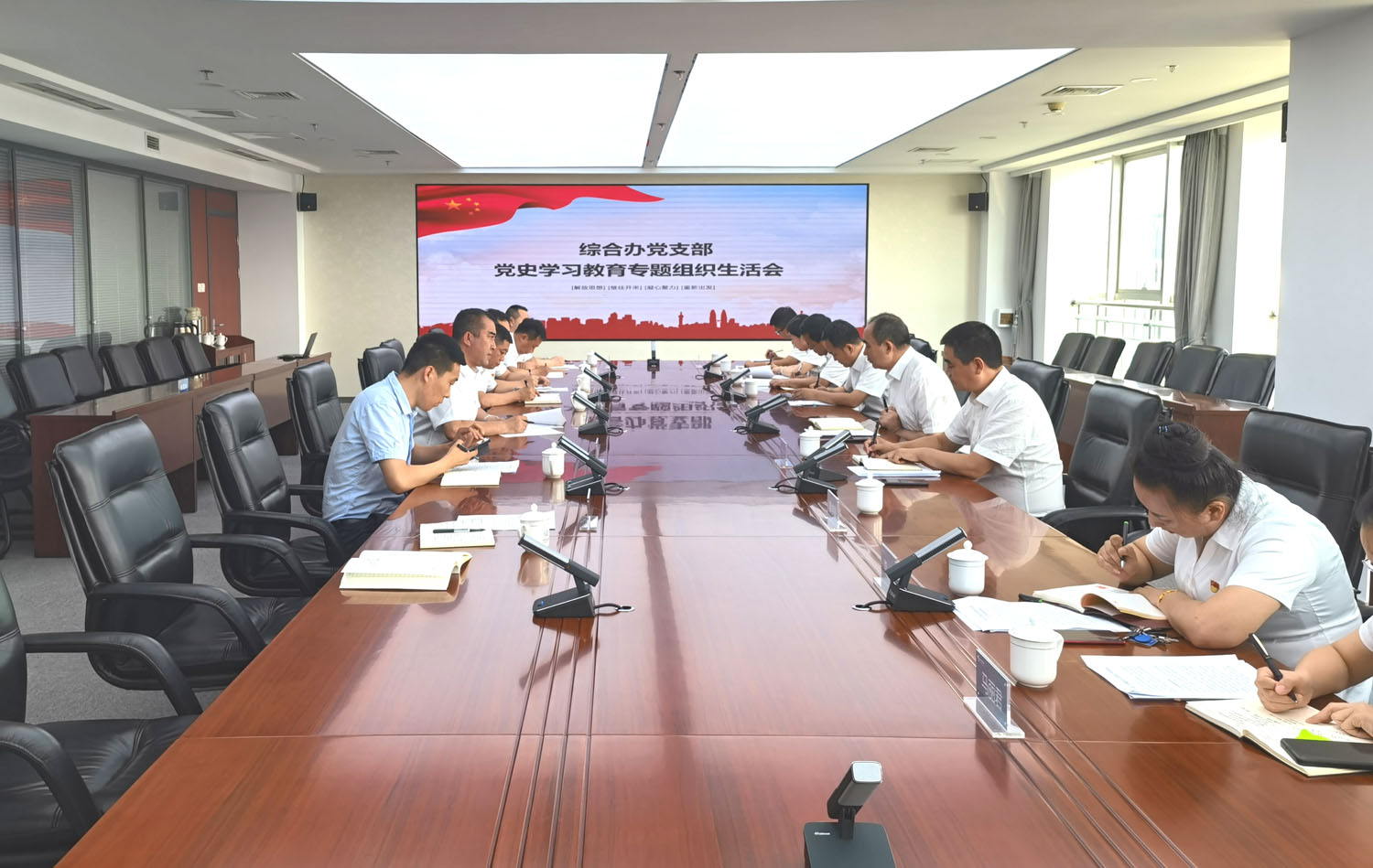 孙波以通俗党员身份加入所在党支部专题组织生涯会