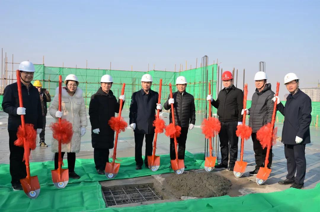 山西建投建工集团曲沃县人民医院综合楼402cc永利集团项目主体结构顺遂封顶