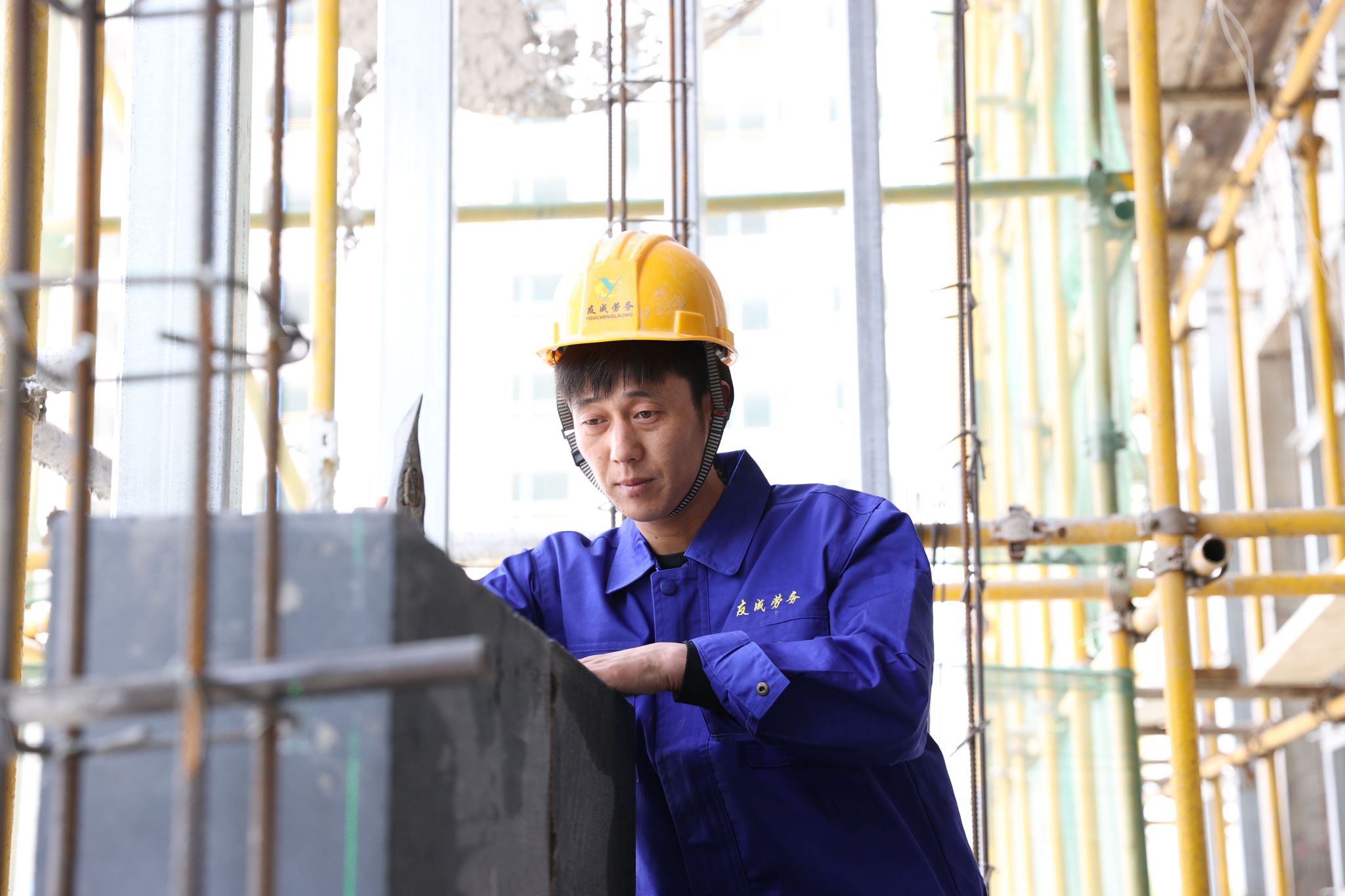 天下劳模吕国平：毫米精度见真章 匠心传承谱新篇-402cc永利集团