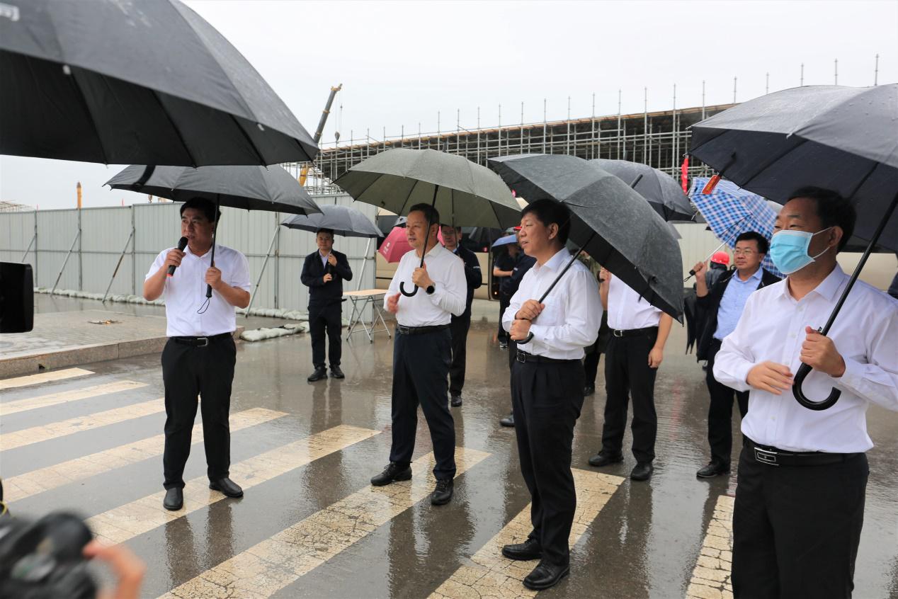 吴俊清一行赴山西建投承建的晋中市魏榆路和龙城大街快速化刷新项目现场观摩