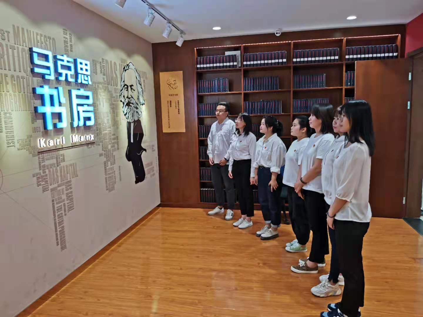 山西建投契械化集团青年职工走进太原市图书馆“马克思书房”开展党史学习教育