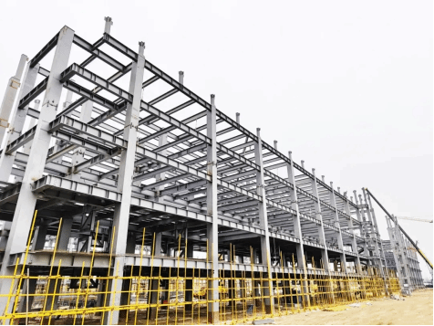 山西建投潇河工业公司承建的忻师附中附小项目高中部钢结构主体顺遂封顶