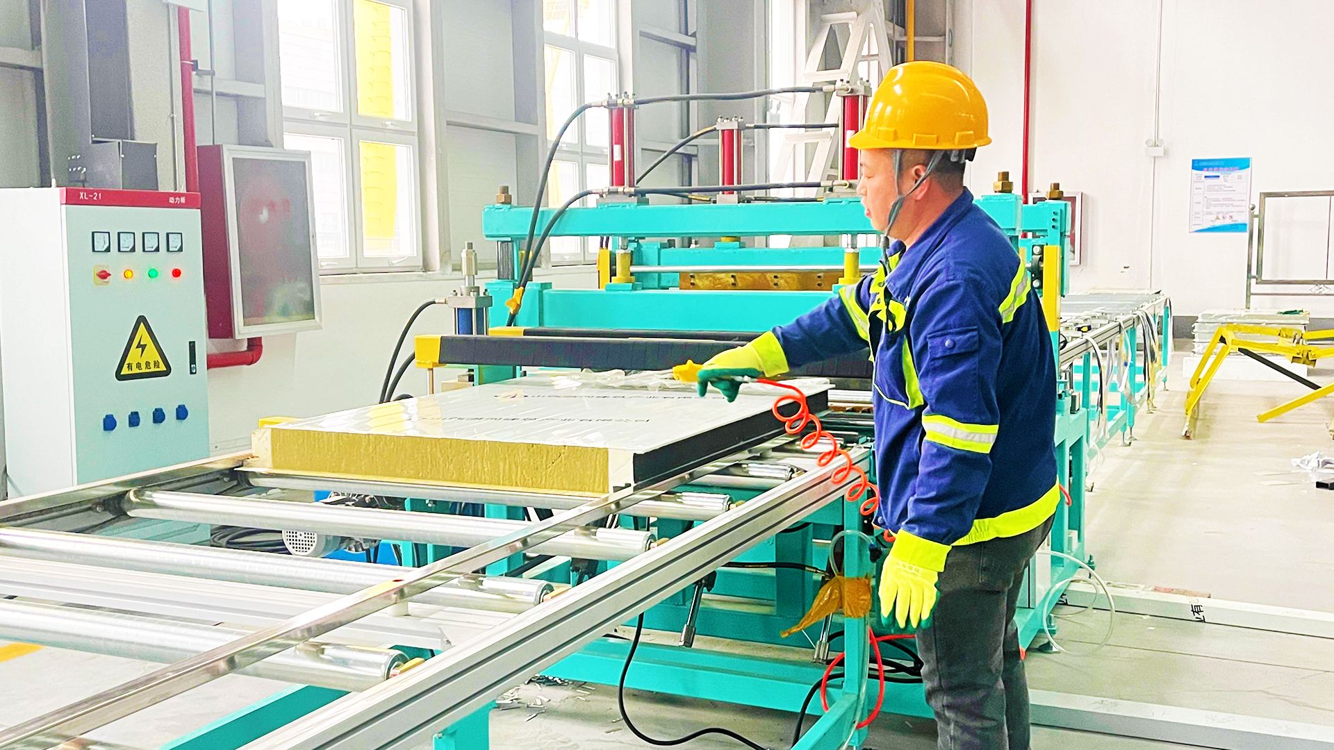 山西建投潇河工业公司承建的无尾钢化真空玻璃工业园2#厂房项目周全完工-402cc永利集团