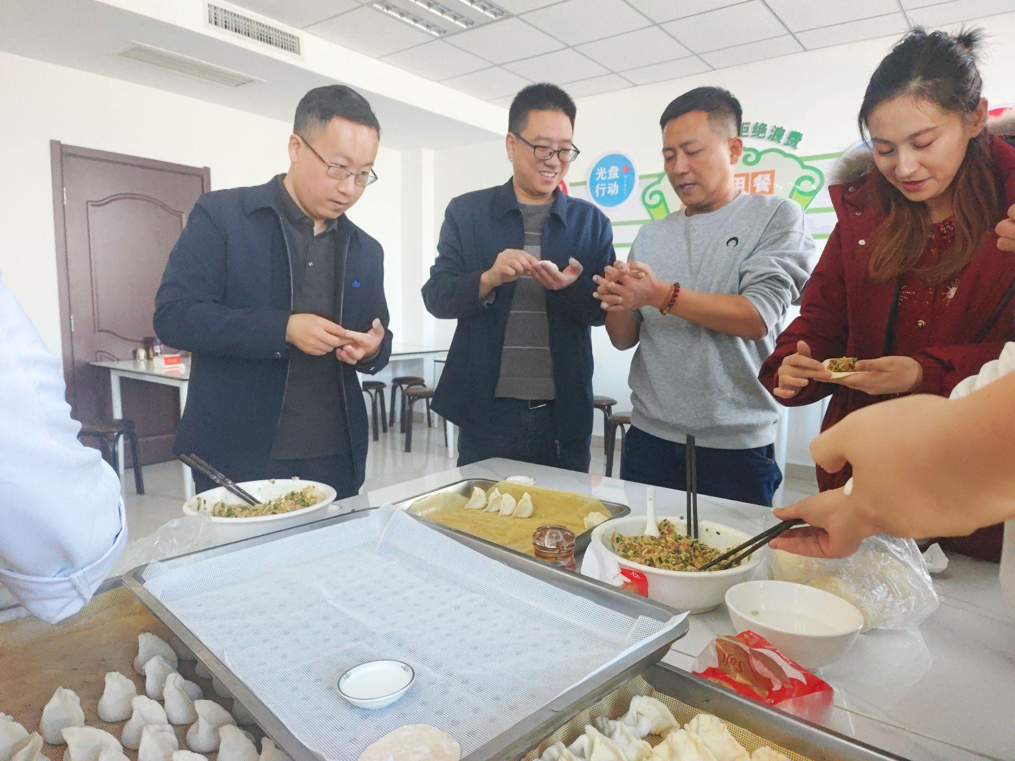山西建投七建集团开展“围炉话冬至 共劳暖人心”包饺子活动-402cc永利集团