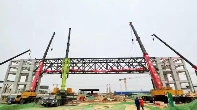 山西建投装置集团合成生物工业生态园公共管廊项目榀钢桁架顺遂吊装